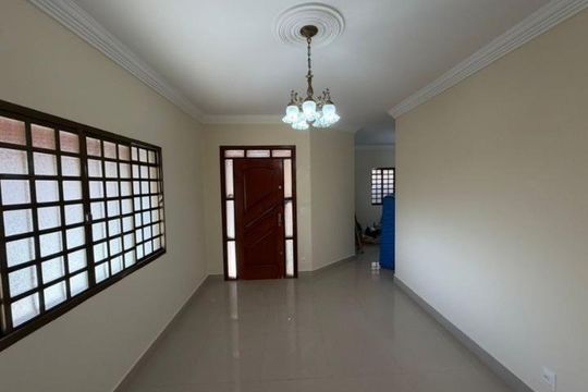 Casa para alugar com 3 quartos, 230m² em Santa Mônica, Uberlândia