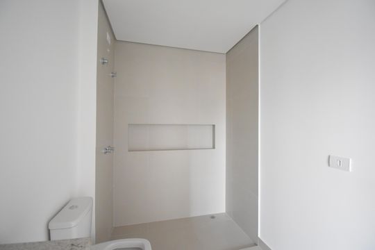 Banheiro 2 de apartamento à venda com 3 quartos, 215m² em Juvevê, Curitiba