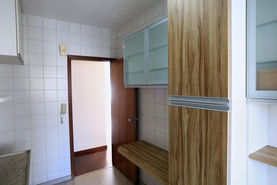Cozinha de apartamento à venda com 2 quartos, 79m² em Lourdes, Belo Horizonte