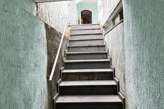 Escada de casa à venda com 4 quartos, 233m² em Utinga, Santo André