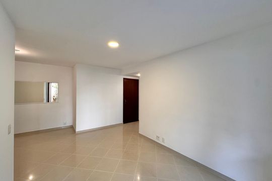 Sala de apartamento para alugar com 3 quartos, 116m² em Barra da Tijuca, Rio de Janeiro