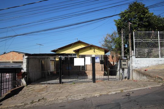 Fachada de casa à venda com 3 quartos, 100m² em Rubem Berta, Porto Alegre
