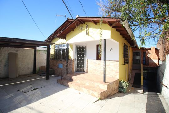Quintal de casa à venda com 3 quartos, 100m² em Rubem Berta, Porto Alegre