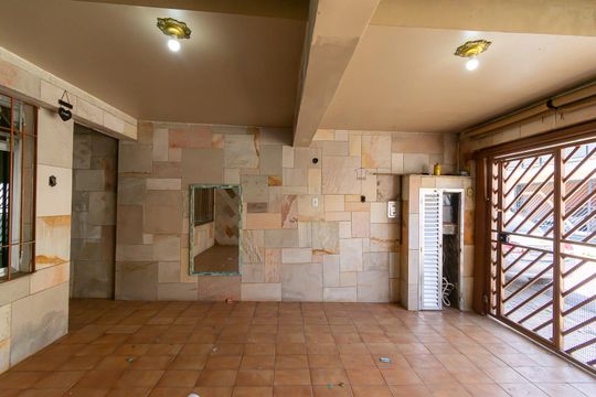 Garagem de casa à venda com 2 quartos, 120m² em Vila Tolstoi, São Paulo
