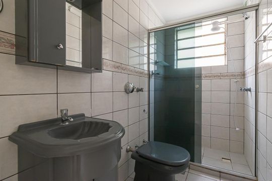 Banheiro de apartamento à venda com 2 quartos, 66m² em Santana, Porto Alegre
