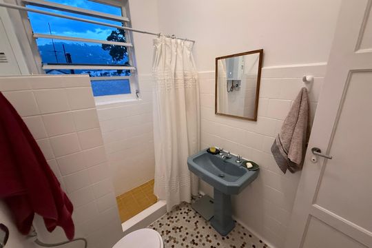 Banheiro de apartamento à venda com 2 quartos, 68m² em Cosme Velho, Rio de Janeiro