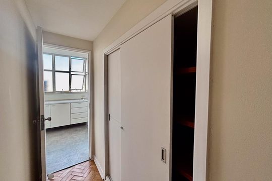 Corredor de apartamento à venda com 2 quartos, 210m² em Cerqueira César, São Paulo