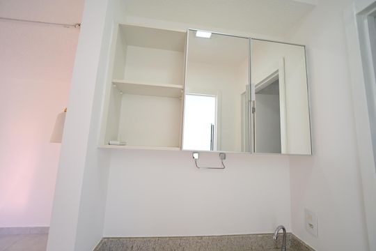 Banheiro social de apartamento à venda com 2 quartos, 48m² em Setor Andreia, Goiânia