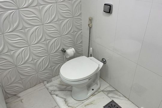 Banheiro Social de apartamento para alugar com 3 quartos, 170m² em Boqueirão, Santos