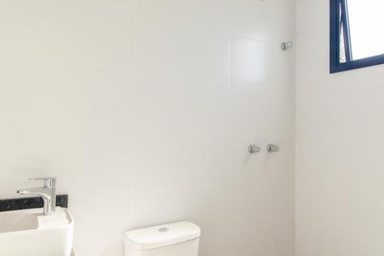 Banheiro Social de apartamento à venda com 1 quarto, 21m² em Centro, Curitiba