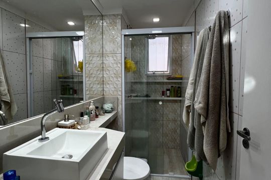 Banheiro de apartamento à venda com 2 quartos, 55m² em Jardim do Lago II, Campinas