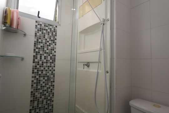 Banheiro de apartamento à venda com 2 quartos, 48m² em Fazenda Morumbi, São Paulo