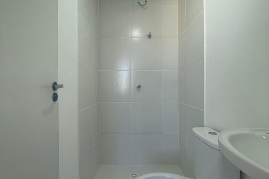 Banheiro de apartamento para alugar com 1 quarto, 18m² em Vila Granada, São Paulo