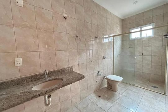 Banheiro da Suíte de casa para alugar com 3 quartos, 180m² em Jardim Patricia, Uberlândia
