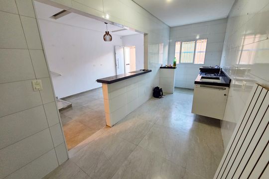 Cozinha de casa de condomínio para alugar com 2 quartos, 74m² em Canto do Forte, Praia Grande