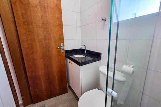Banheiro de casa de condomínio para alugar com 2 quartos, 74m² em Canto do Forte, Praia Grande