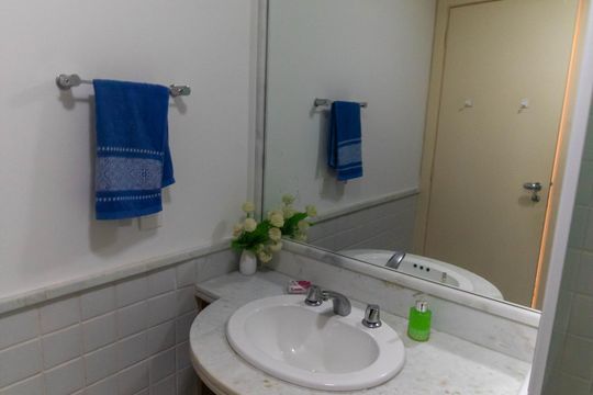 Banheiro da Suíte 2 de apartamento para alugar com 2 quartos, 70m² em Camboinhas, Niterói