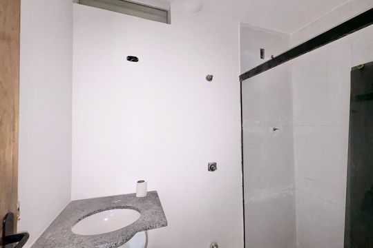 Banheiro de apartamento à venda com 2 quartos, 45m² em Piqueri, São Paulo