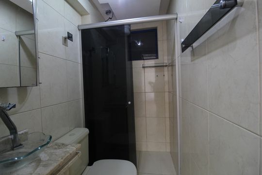 Banheiro de apartamento à venda com 2 quartos, 52m² em Jacarepaguá, Rio de Janeiro