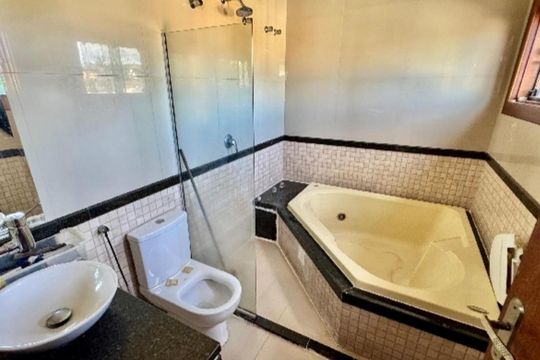 Banheiro de casa de condomínio à venda com 3 quartos, 240m² em Colônia Agrícola Samambaia, Brasília