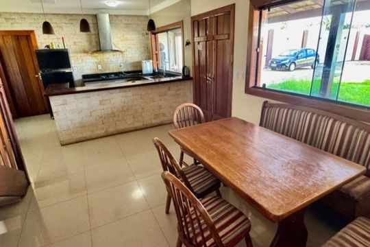 Cozinha de casa de condomínio à venda com 3 quartos, 240m² em Colônia Agrícola Samambaia, Brasília