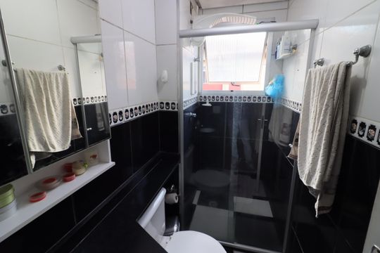 Banheiro de apartamento para alugar com 2 quartos, 47m² em Ayrosa, Osasco