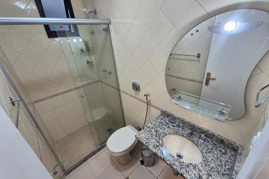 Banheiro social de apartamento para alugar com 3 quartos, 123m² em Recreio dos Bandeirantes, Rio de Janeiro
