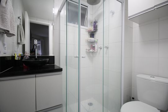 Banheiro de apartamento à venda com 2 quartos, 52m² em Jardim Monte Alegre, Taboão da Serra