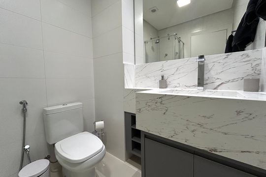Banheiro de kitnet/studio para alugar com 1 quarto, 47m² em Centro, Florianópolis