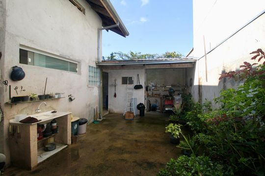 Quintal fundos de casa à venda com 5 quartos, 300m² em Barreirinha, Curitiba
