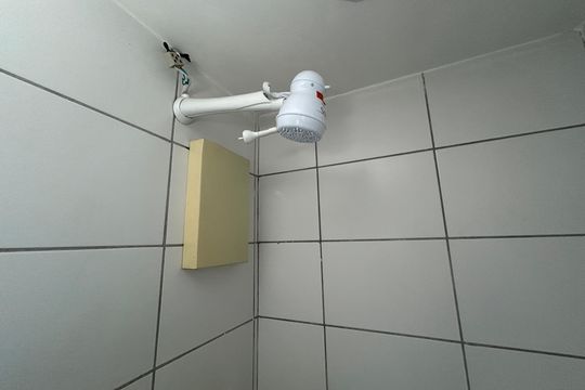 Banheiro de apartamento para alugar com 2 quartos, 44m² em Honório Gurgel, Rio de Janeiro