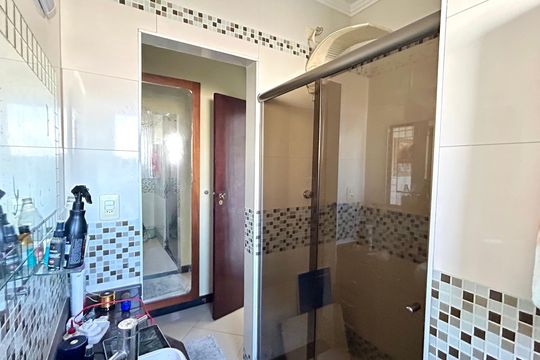Banheiro 2 de casa à venda com 4 quartos, 250m² em Jardim Santa Cecilia, Guarulhos