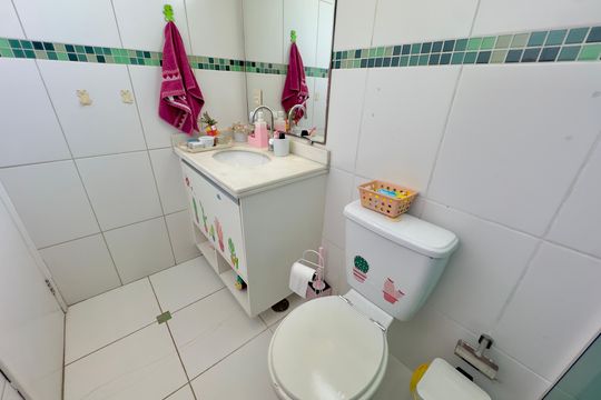 Banheiro social de casa de condomínio à venda com 3 quartos, 86m² em Parque Renato Maia, Guarulhos