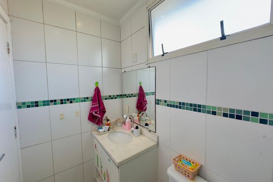 Banheiro 2 de casa de condomínio à venda com 3 quartos, 86m² em Parque Renato Maia, Guarulhos