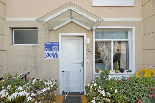 Placa instalada na fachada do imóvel de casa de condomínio à venda com 3 quartos, 86m² em Parque Renato Maia, Guarulhos