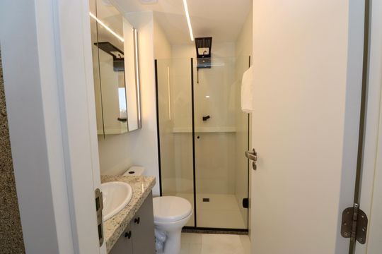 Banheiro de kitnet/studio para alugar com 1 quarto, 20m² em Caminho das Árvores, Salvador