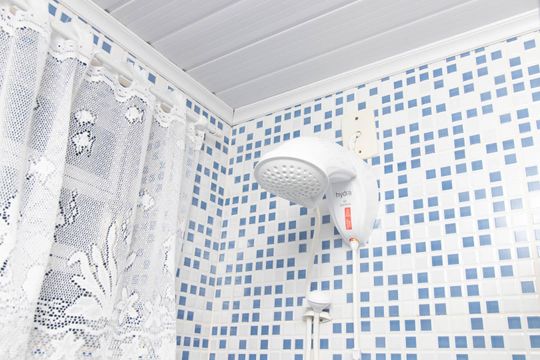 Banheiro de apartamento à venda com 1 quarto, 38m² em Santo Antônio, Porto Alegre
