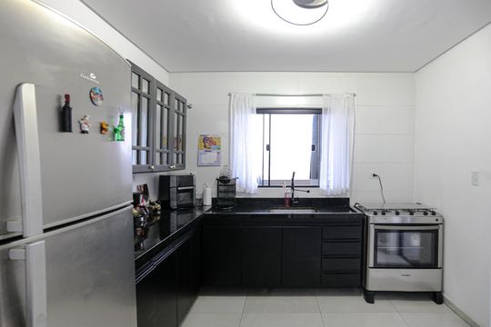 Cozinha de casa para alugar com 3 quartos, 188m² em Vila Lavinia, Mogi das Cruzes