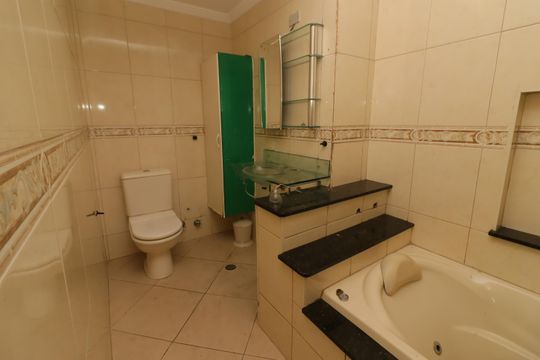 Banheiro da Suíte  de casa à venda com 3 quartos, 213m² em Jaguaribe, Osasco