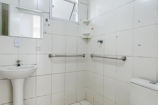 Banheiro de casa de condomínio para alugar com 2 quartos, 52m² em São Pedro, Osasco