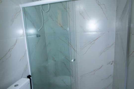 Banheiro de casa para alugar com 2 quartos, 80m² em Vista Alegre, Rio de Janeiro
