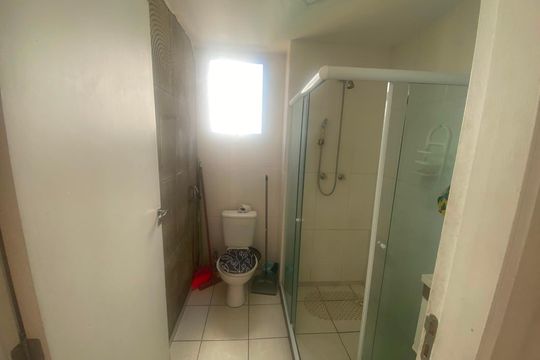 Banheiro de apartamento para alugar com 2 quartos, 47m² em Banco de Areia, Mesquita