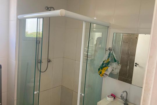 Banheiro de apartamento para alugar com 2 quartos, 47m² em Banco de Areia, Mesquita