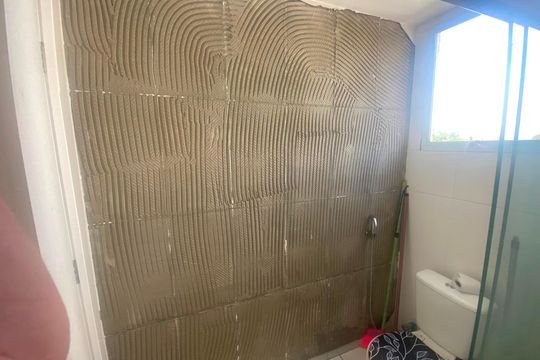 Banheiro de apartamento para alugar com 2 quartos, 47m² em Banco de Areia, Mesquita