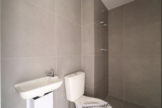 Banheiro de serviço  de apartamento à venda com 4 quartos, 188m² em Jardim das Perdizes, São Paulo