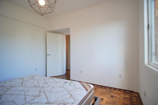 Quarto 1 de apartamento para alugar com 2 quartos, 57m² em Petrópolis, Porto Alegre