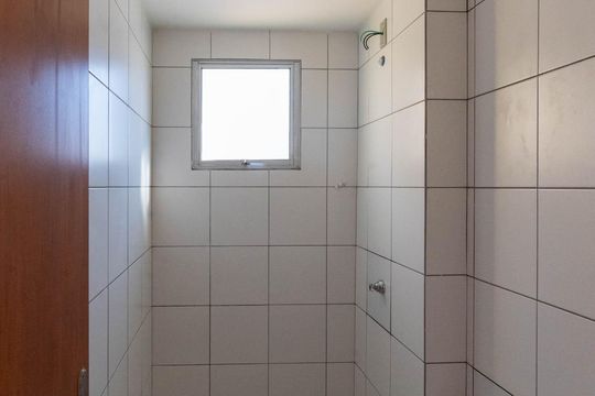 Banheiro de apartamento à venda com 2 quartos, 48m² em Vila Abaeté, Campinas