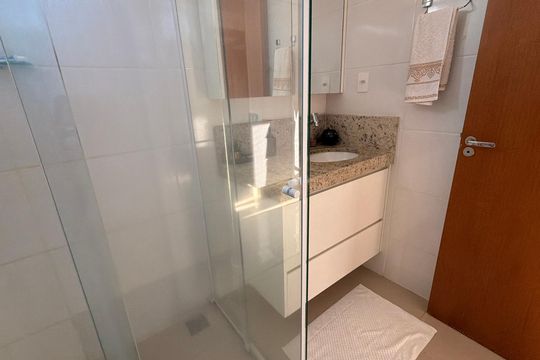 Banheiro da Suíte 2 de apartamento à venda com 3 quartos, 106m² em Jardim Atlantico, Goiânia