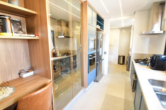 Cozinha de apartamento à venda com 3 quartos, 170m² em Cambuí, Campinas