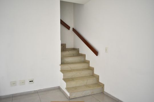 Escada de casa para alugar com 3 quartos, 180m² em Planalto Paulista, São Paulo